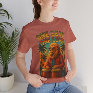 Camiseta gráfica vibrante para amantes de la música: Camiseta unisex "One Beat One Love" imagen 2