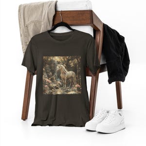 Paesaggio da sogno nella foresta incantata / Unicorni e fiori oversize / Bella stravagante + maglietta in tela immagine 1