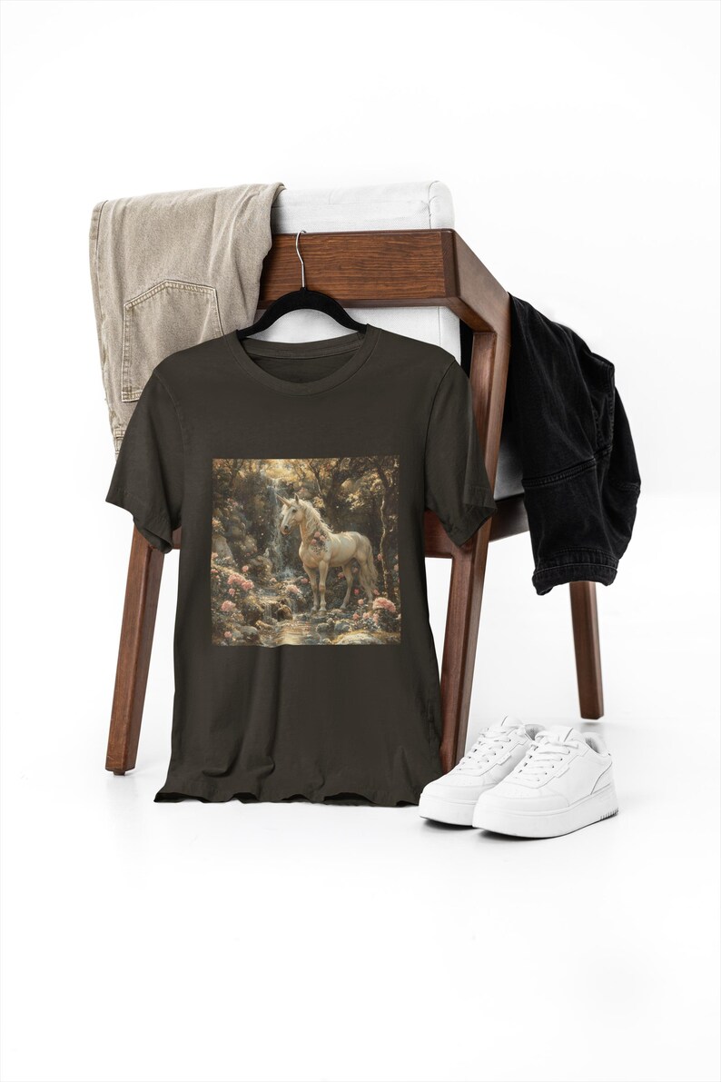 Paesaggio da sogno nella foresta incantata / Unicorni e fiori oversize / Bella stravagante + maglietta in tela immagine 1
