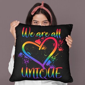 Almohada del Orgullo LGBTQ+: «Todos somos únicos»: decoración inspiradora para el hogar imagen 4