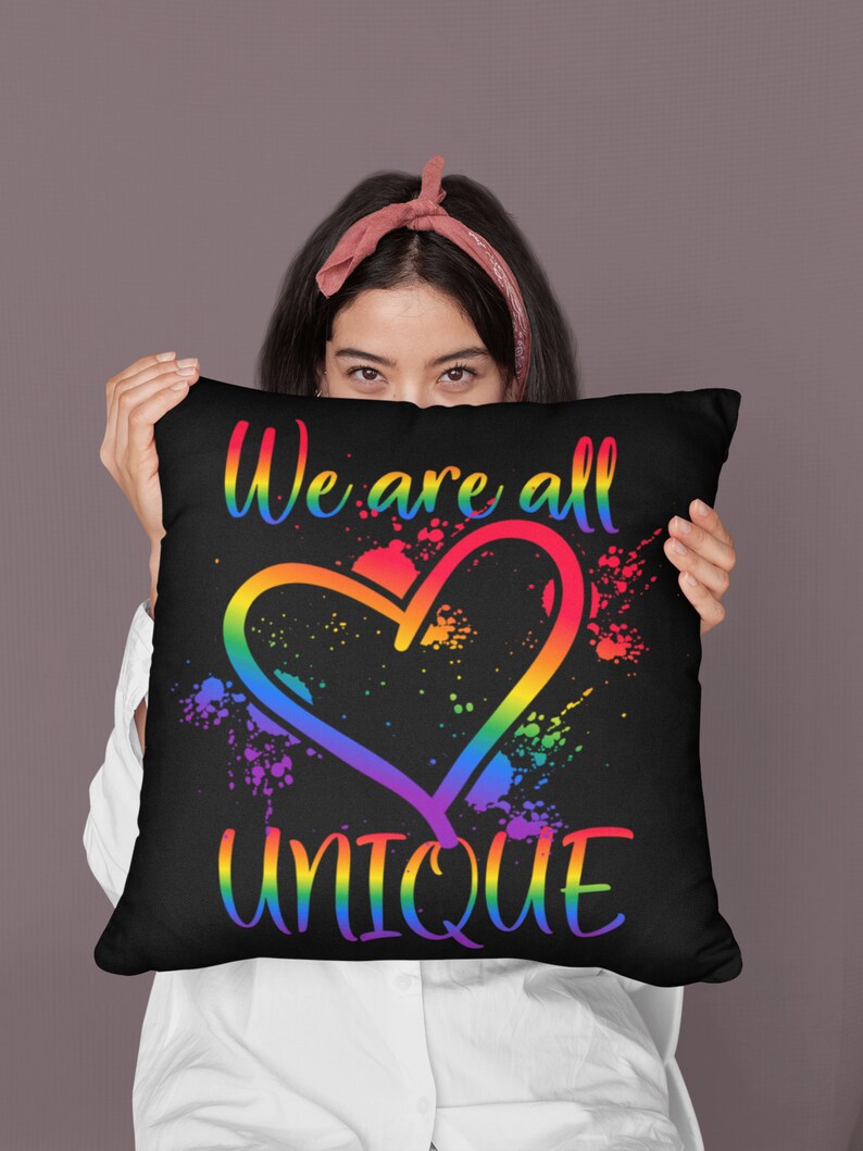Almohada del Orgullo LGBTQ+: «Todos somos únicos»: decoración inspiradora para el hogar imagen 4