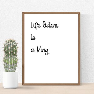 La vida escucha a un rey, citas motivacionales, arte de pared de citas, citas inspiradoras, arte de pared de sala de estar, motivación, citas positivas