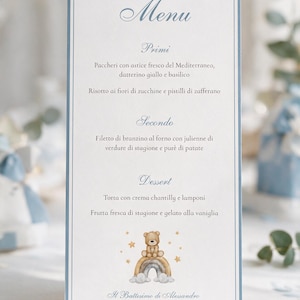 Può includere: Un cartoncino menu rettangolare verticale con bordo azzurro. Il testo riporta Menu, Primi, Secondo, Dessert e Il Battesimo di Alessandro 26 Ottobre 2026. Presenta una piccola illustrazione di un orsetto seduto sopra un arcobaleno.