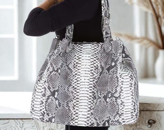 Borsa a mano grande in pelle di serpente, colore grigio naturale