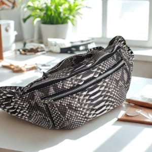 Borsa a tracolla da uomo in pitone e pelle di serpente