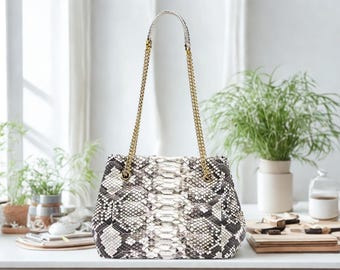 Borsa a tracolla classica in pelle di serpente con tracolla a catena dorata