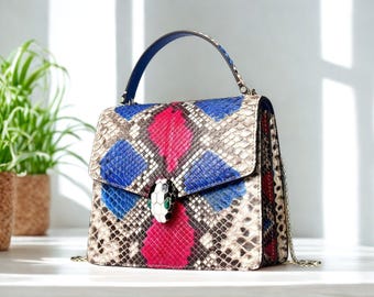 Borsa a mano in pitone, con tracolla a catena in pelle, fodera in morbida pelle di pecora, doppio scomparto per l'uso quotidiano.