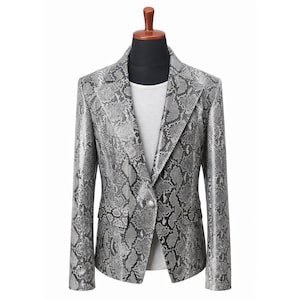 Könnte beinhalten: Ein grauer und schwarzer Blazer mit Schlangenmuster und einem Ein-Knopf-Verschluss. Der Blazer wird auf einer Schaufensterpuppe mit einem weißen Hemd darunter präsentiert. Er hat ein fallendes Revers und lange Ärmel.