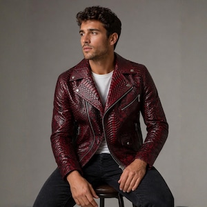 Jaqueta masculina de couro exótico estilo motociclista, feita à mão em pele de píton vermelha, modelagem slim fit, design exclusivo.