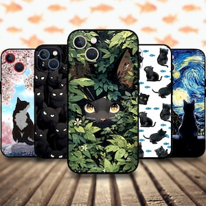 Puede incluir: Una colección de cinco fundas para teléfonos con diseños de gatos. Las fundas presentan varias ilustraciones, incluyendo un gato negro en el follaje, un grupo de gatos negros y un gato con un fondo de noche estrellada. Las fundas se muestran sobre una superficie de madera.