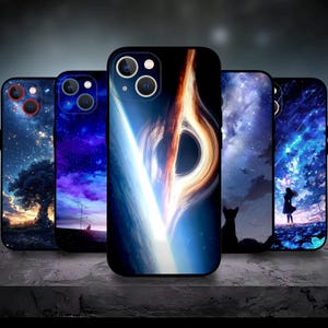 Puede incluir: Una colección de fundas para teléfonos con varios diseños. Una funda presenta una ilustración de un agujero negro con tonos naranjas y blancos. Otras fundas muestran escenas de cielos estrellados con árboles, siluetas y una niña. Las fundas tienen un acabado brillante.