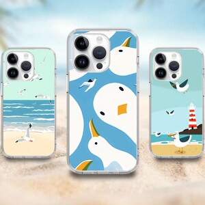 Könnte beinhalten: Drei transparente Handyhüllen mit bunten Möwen-Designs. Eine Hülle zeigt Möwen über dem Meer, eine andere hat ein Muster aus weißen Möwen auf blauem Hintergrund, und die dritte zeigt einen Leuchtturm und Möwen am Strand.