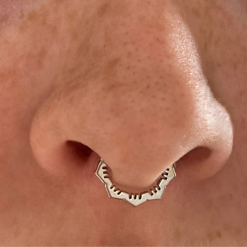 Cliqueur de septum floral en acier chirurgical 16G Anneau de décantation articulé Bijoux piercing septum Créoles Daith Piercing 1.28/10mm Argent Or image 1