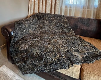 Deken van echt Astrakhan-bont: sprei van bruin, zwart en grijs bont