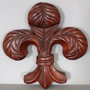 Decoración de madera tallada con flor de lis vintage de los años 70, regalo coleccionable hecho a mano de 5 pulg.