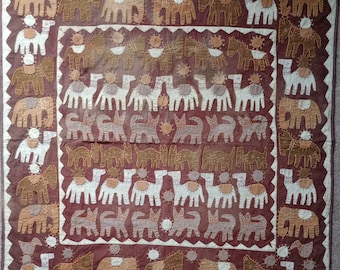 Muur kunst heiligdom doek India Pradesh Uttar handgemaakte vintage begin 20e eeuw stoffen borduurwerk bruin 36"