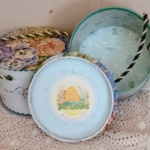 Pudełka do przechowywania dekoracji 2 VTG 90s Tekturowe pudełko na kapelusze Skrypt Kwiatowy Uchwyt linowy 4x6"
