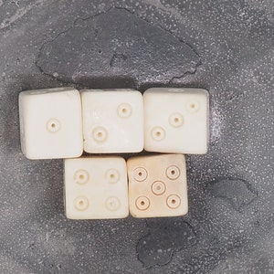 Handgefertigte kleine weiße Knochenwürfel 5er Set - D&D/MTG/RPG/TableTop Spiele - Ägyptischer/Romanischer/Wikinger/Mittelalter/Paganer Stil