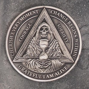 Medallón metálico de sobriedad con temática de Memento Mori: Moneda inspiradora de AA para la reflexión/recuperación - Esqueleto/Calavera/Vanitas