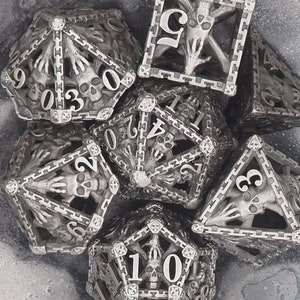 Undead Crossbones Stahl Metall hohl 7 Stück D20 Würfel Set-D&D Dungeons And Dragons/MTG/RPG/TableTopGames-Memento Mori/Skull/Vanitas/Gothic