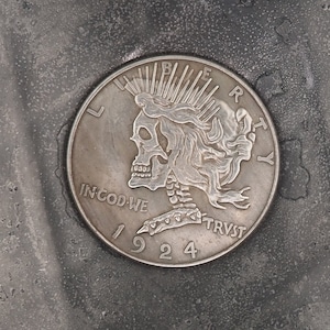 Hand geschlagen One Dollar geschnitzt / Lady Liberty Skull / Vanitas / MementoMori / Tod / Präsident .999 versilberte Peace Dollar Münze / Token / Medaille