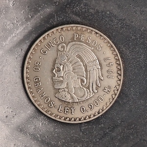 Moneta straniera da 5 pesos messicani coniata a mano del 1947 con teschio azte/memento testa di mori - Replica di moneta/gettone/medaglia messicana placcata in argento 999