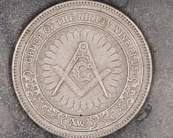 Könnte beinhalten: Silbermünze mit der Aufschrift "Order of the Ninety Nine Plus" und einem freimaurerischen Symbol.