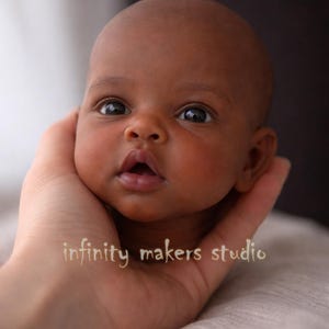 Może przedstawiać: Rustykalny drewniany szyld z napisem "Welcome to our home" w białych literach. Szyld ma postarzaną powierzchnię i prosty, zachęcający design, idealny na werandę lub do wejścia.