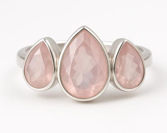 Rosenquarz Teardrop Ring für Frauen, Sterling Silber Band, 3 Stein Ring, Teardrop Ring, natürlicher Edelstein Ring, handgemachter Ring mit rosa Stein