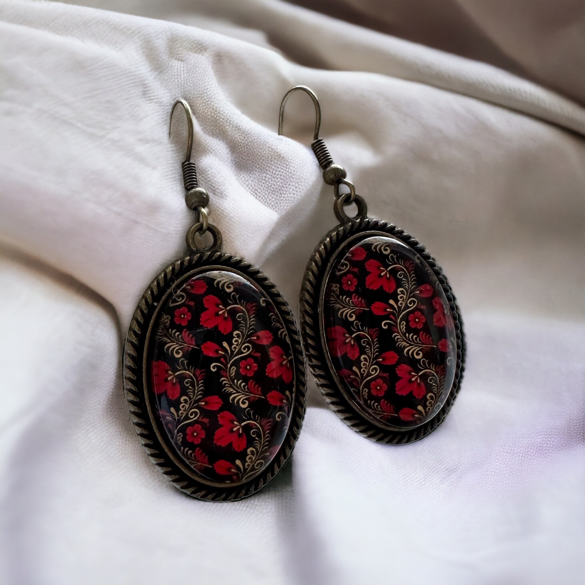 Boucles D'oreilles Percées Vintage – Cabochon Rouge Et Finition Argentée