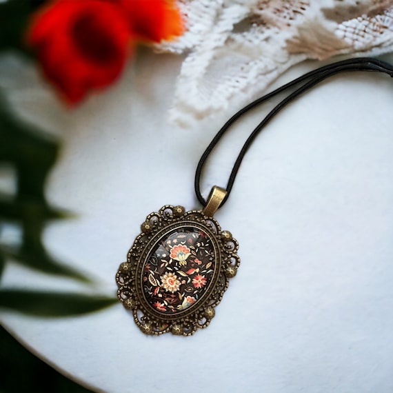 Vintage Floral Pendant Necklace: Antique Bronze Boho Jewelry
