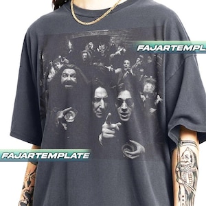 Könnte beinhalten: Dunkelgraues T-Shirt mit einer Schwarz-Weiß-Grafik, die mehrere Personen zeigt. Die Grafik enthält den Text "FAJARTEMPLATE". Das T-Shirt hat kurze Ärmel und einen Rundhalsausschnitt.
