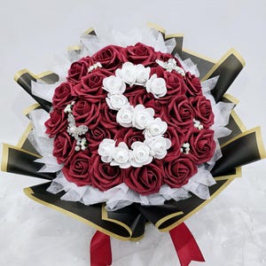 Ramo de rosas eternas personalizado con letra del nombre. Rosa artificial. Regalo de San Valentín para pareja o aniversario