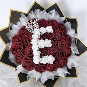 Ramo de rosas eternas con letra inicial brillante personalizado. Rosa artificial. Regalo de San Valentín para pareja o aniversario