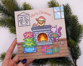 Könnte beinhalten: Eine quadratische Grußkarte mit Pixel-Art-Motiv: Evoli mit Weihnachtsmütze, Mewtu und ein als Weihnachtsbaum geschmücktes Bisasam vor einem Kamin. Darüber steht der Text Merry Christmas. Auf dem Boden liegen verpackte Geschenke und Poké-Bälle.