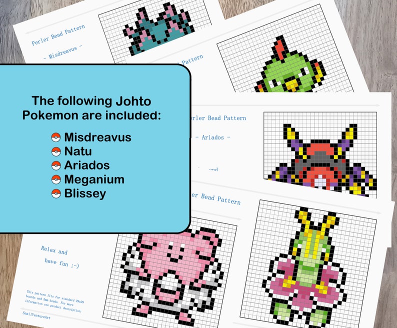K&ouml;nnte beinhalten: Eine Sammlung von B&uuml;gelperlenmustern auf kariertem Papier mit Pixel-Art-Designs von Misdreavus, Natu, Ariados, Meganium und Blissey. Ein blaues Textfeld listet die enthaltenen Johto-Pokemon auf und enth&auml;lt einen Hinweis zum Entspannen.