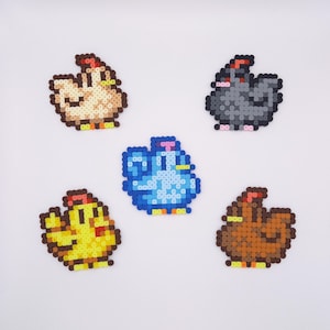 Könnte beinhalten: Vier Pixel-Art-Hühner aus bunten Perlen. Die Hühner sind braun, gelb, blau und grau.