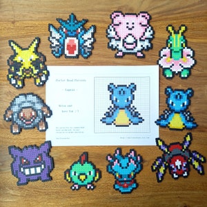 K&ouml;nnte beinhalten: Eine Sammlung von zehn bunten Pixel-Art-Figuren aus verschmolzenen Kunststoffperlen, angeordnet um ein zentrales wei&szlig;es Blatt Papier mit einem Rastermuster f&uuml;r B&uuml;gelperlen einer blauen Kreatur namens Lapras mit Anweisungen.