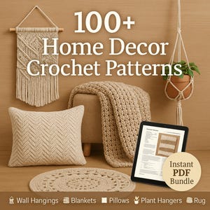Pode incluir: Uma exibição de padrões de crochê para decoração de casa, incluindo uma tapeçaria de macramê, uma almofada texturizada, um tapete redondo e um cobertor de malha grossa. Um tablet exibe um padrão de crochê. O texto é "100+ Home Decor Crochet Patterns".
