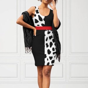 Może przedstawiać: Czarno-biała sukienka bez rękawów z czerwonym paskiem. Sukienka ma wzór w dalmatyńczyka po jednej stronie i jednolity czarny kolor po drugiej.
