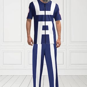 Könnte beinhalten: Ein marineblaues und weißes kurzärmeliges Hemd und ein passendes Hosen-Set. Das Hemd hat ein großes weißes "A" und vertikale weiße Streifen. Das Outfit hat einen Reißverschluss auf der Vorderseite. Der Text "MAX(XX)ART" ist oben links sichtbar.
