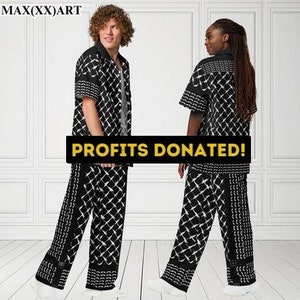 Könnte beinhalten: Zwei Personen in passenden Outfits mit schwarz-weißem Muster. Die Outfits bestehen aus kurzärmeligen Hemden mit Knöpfen und weiten Hosen. Der Text "PROFITS DONATED!" ist auf einem schwarzen Banner zu sehen. Der Markenname "MAX(XX)ART" ist oben links.