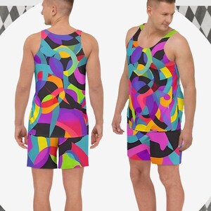 Peut inclure: Un débardeur noir et un short assorti avec un motif abstrait coloré composé de volutes, de lignes et de formes géométriques dans des tons de rose, violet, bleu, jaune et vert.