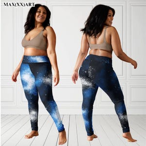 Puede incluir: Leggings azul marino con estampado de galaxia blanco y azul. Los leggings tienen cintura alta y un dise&ntilde;o ajustado. La modelo lleva un sujetador deportivo beige. Los leggings est&aacute;n hechos de un material suave y el&aacute;stico.