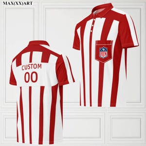 Puede incluir: Camiseta polo de rayas rojas y blancas con un número personalizado 00 y la palabra "CUSTOM" en la espalda. La camisa tiene un bolsillo en el pecho izquierdo con un balón de fútbol y la palabra "FUN" en su interior.
