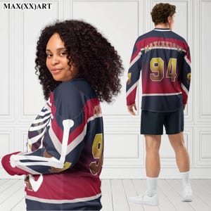 K&ouml;nnte beinhalten: Ein lang&auml;rmliges Hockeytrikot mit einem Skelett-Motiv und der Nummer 94 auf der R&uuml;ckseite. Das Trikot ist marineblau, wei&szlig; und rot mit goldenen Akzenten.