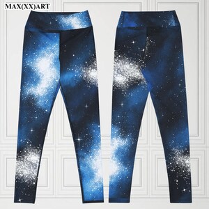 Puede incluir: Leggings de cintura alta con un estampado de galaxia vibrante. Los leggings presentan un fondo azul oscuro con nebulosas blancas y azul claro y estrellas dispersas. El texto "MAX(XX)ART" es visible en la esquina superior izquierda.