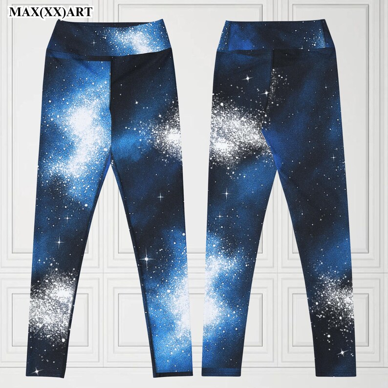 Puede incluir: Leggings de cintura alta con un estampado de galaxia vibrante. Los leggings presentan un fondo azul oscuro con nebulosas blancas y azul claro y estrellas dispersas. El texto "MAX(XX)ART" es visible en la esquina superior izquierda.