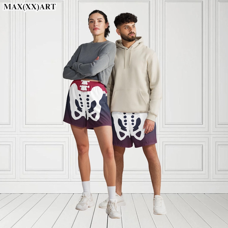 K&ouml;nnte beinhalten: Zwei Personen tragen passende Shorts mit Skelett-Print. Die Shorts sind schwarz mit wei&szlig;en Skelettknochen und einem roten Bund. Die Person links tr&auml;gt ein graues Langarmshirt. Die Person rechts tr&auml;gt einen beigen Hoodie.