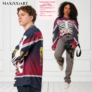 K&ouml;nnte beinhalten: Zwei lang&auml;rmelige Hemden mit einem Skelett-Grafikdruck. Die Hemden sind rot, wei&szlig; und blau mit goldenen Akzenten. Der Text "MAX(XX)ART" ist in der oberen linken Ecke des Bildes sichtbar.